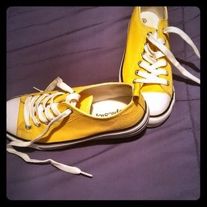 Converse style tennis shoes